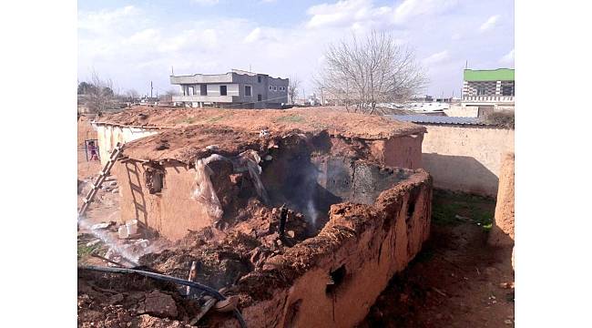 Şanlıurfa'da yangın çıkan toprak ev çöktü