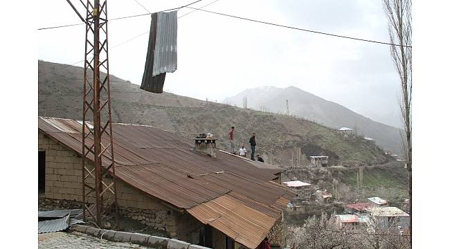 Şemdinli'de fırtına çatıları uçurdu