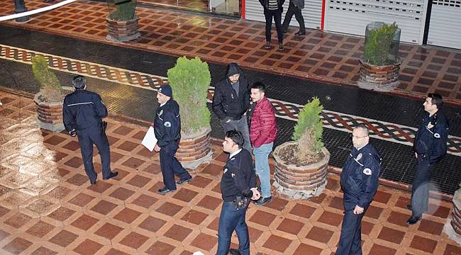 Tavandan damlayan kırmızı renkli sıvı polisi alarma geçirdi