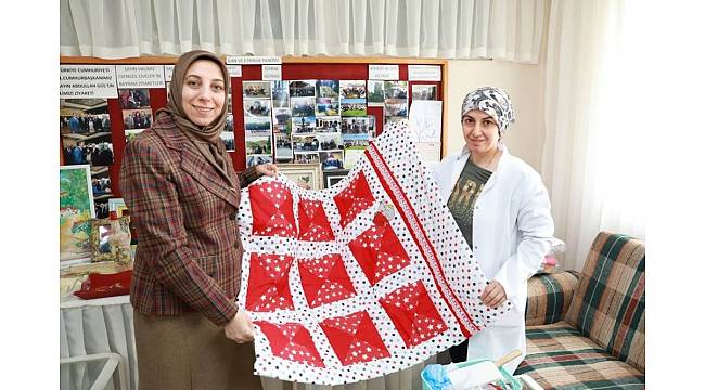 Vali Çiftçi'nin eşi huzurevinde el sanatları kurslarını gezdi
