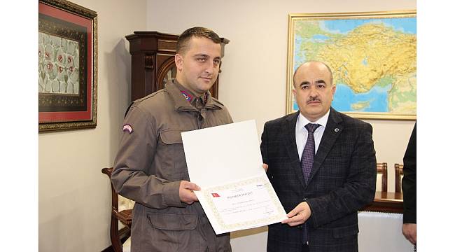 Vali Dağlı'dan kazada bayrağı yerden kaldıran Jandarma erine ödül