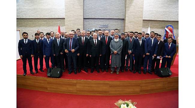 Vali Kamçı Dini Yüksek İhtisas Merkezindeki mezuniyet törenine katıldı