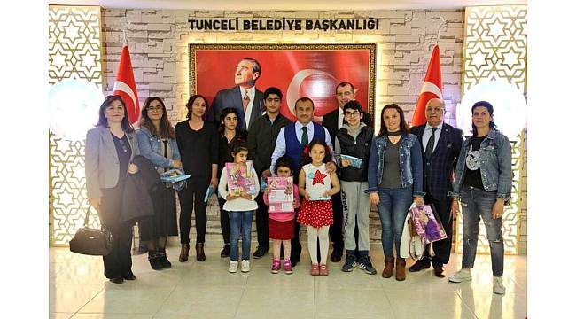 Vali Sonel&#39;den en çok kitap okuyana altın ödülü