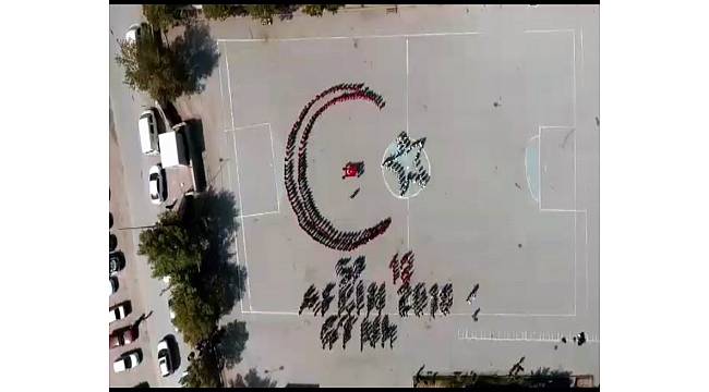 400 öğrenci bir araya geldi, 'Ay yıldız' koreografisi yaptı