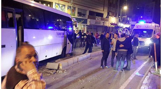 Düğünden çıkan davetlileri taşıyan otobüs kaldırıma çarptı
