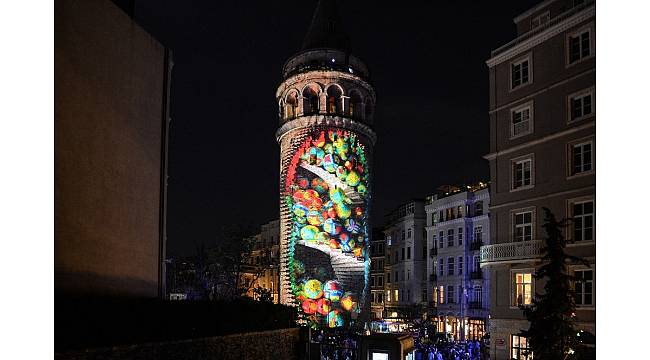 Galata Kulesi'ne yansıtılan görsel şov havadan görüntülendi