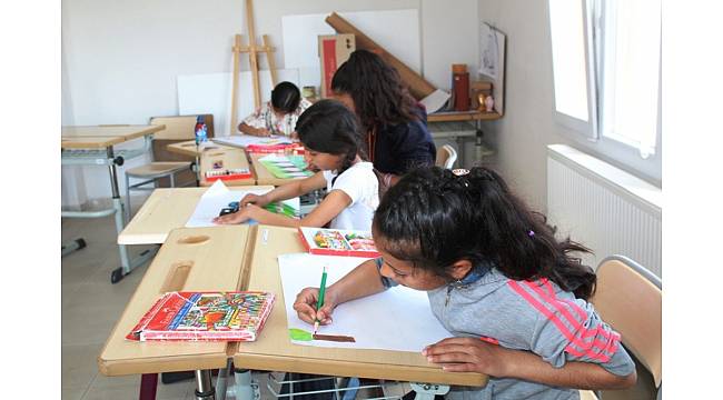 Genç ressamlar Ayvalık&#39;ta yarıştı