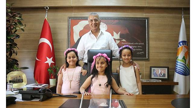 Mezitli&#39;de 23 Nisan kutlamaları renkli görüntülere sahne oldu