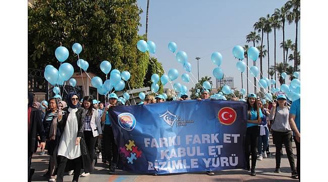 Otizmli çocuklar için "mavi balonlu" yürüyüş
