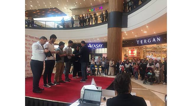 Piazza AVM'nin son model otomobili talihlisini buldu