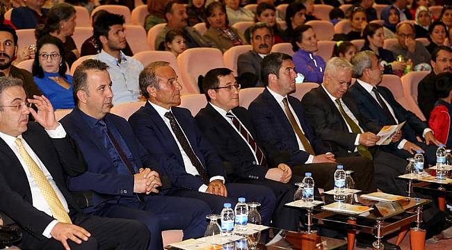 Üniversitede türkü gecesi