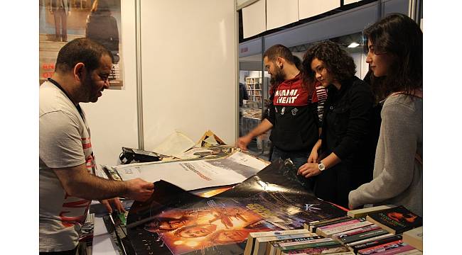 48 yıllık film afişlerini fuarda sergiliyor