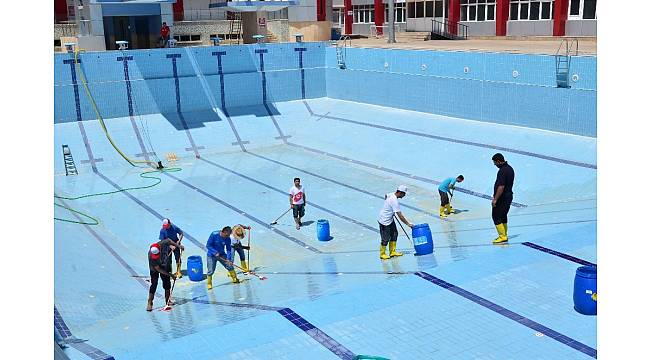 Adana'da yüzme havuzları hizmete girdi