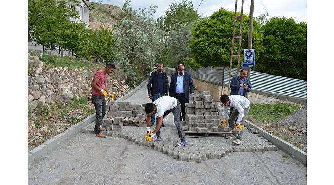 Adilcevaz'da parke taşı döşeme ve kaldırım yenileme çalışması
