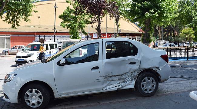 Ambulansla otomobil çarpıştı: 1 yaralı