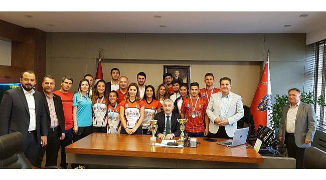 Avrupa şampiyonu hokeycilerden Emniyet Müdürüne ziyaret