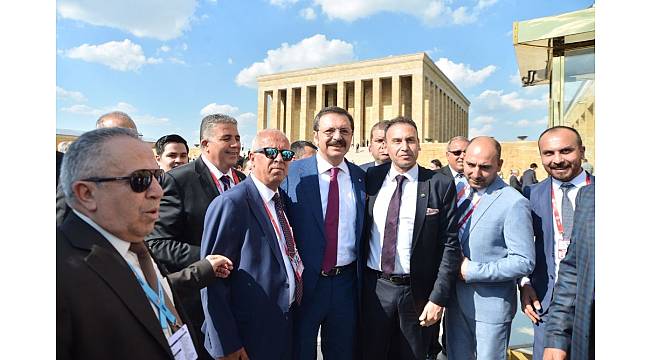 Ayvalık Ticaret Odası, TOBB Başkanı Hisarcıklıoğlu ile birlikte Ata'nın huzurunda