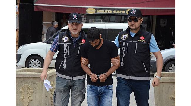 Babasını kelepçeli gören minik kız gözyaşlarına boğuldu