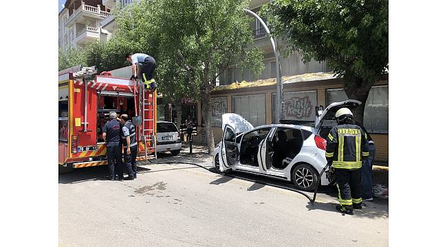 Bagaja konan mangal kömürü otomobili yakıyordu