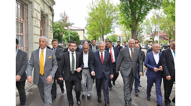 Bakan Arslan'ın Karslılar bağrına bastı