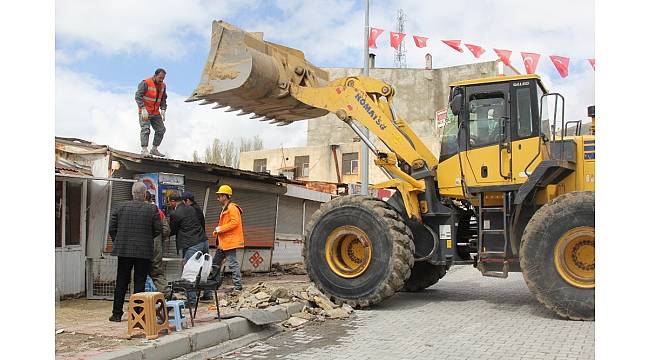 Başkale'deki barakalar tek tek kaldırılıyor