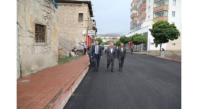 Başkan Çelik, Yeşilhisar'da asfaltlama çalışmalarına katıldı