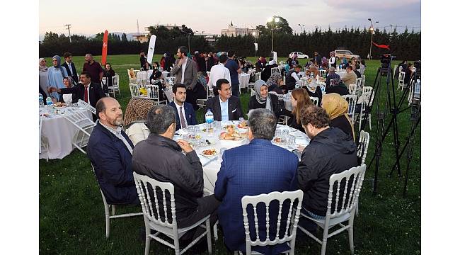Başkan Dündar, yetimlerle 'Kardeşlik Sofrası'nda buluştu