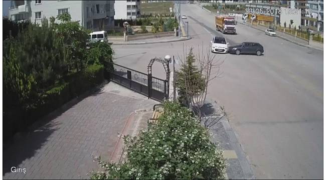 Başkent'te iki aracın kafa kafaya çarpışma anı kamerada