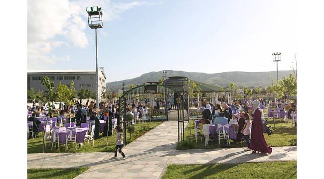 BEÜ Sosyal Bilimler MYO'da mezuniyet sevinci