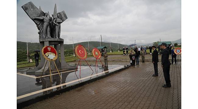Bingöl'de şehit 33 er, törenle anıldı