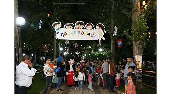 Çocuklar Ramazan'da çocuk sokağında eğleniyor