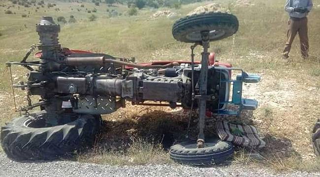 Devrilen traktörün altında kalan sürücü yaralandı