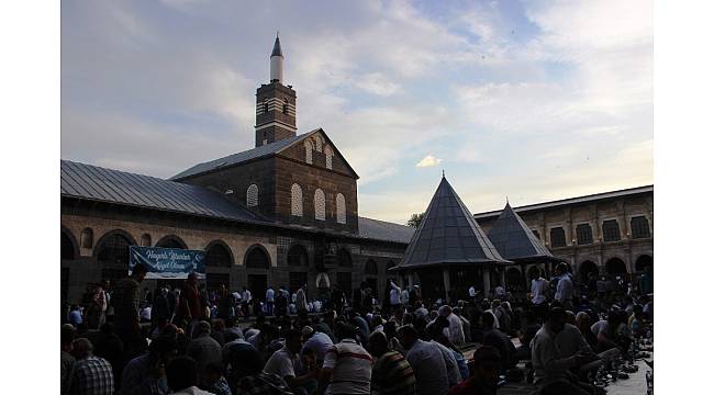 Diyanet İşleri Başkan Yardımcısı Burhan İşliyen: "Diyarbakırlı çocukların elinde taş değil, kalem, kitap ve gül olmalı"