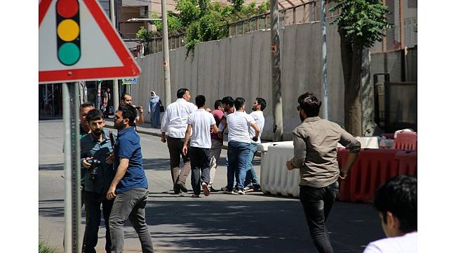 Diyarbakır'da Öcalan lehine slogan atan gruba müdahale: 1 gözaltı