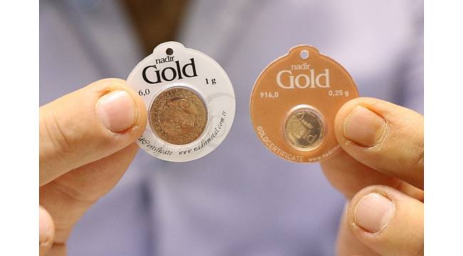 Düğünlerde artık altın yerine para takıyorlar