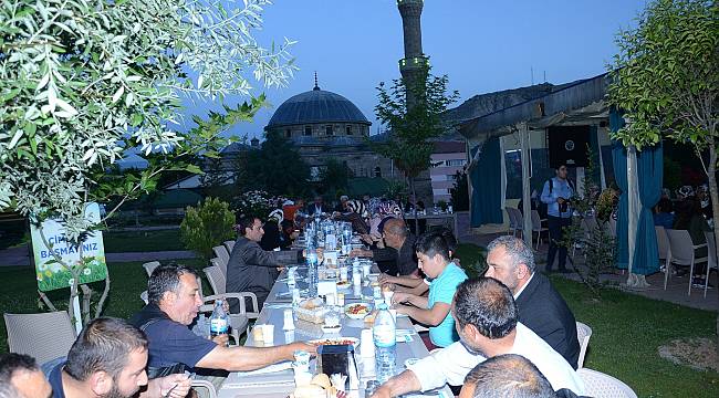 Eser, ihtiyaç sahibi ailelerle iftarda buluştu