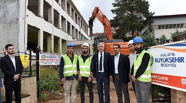 İl Halk Kütüphanesi’nin yıkımına başlandı