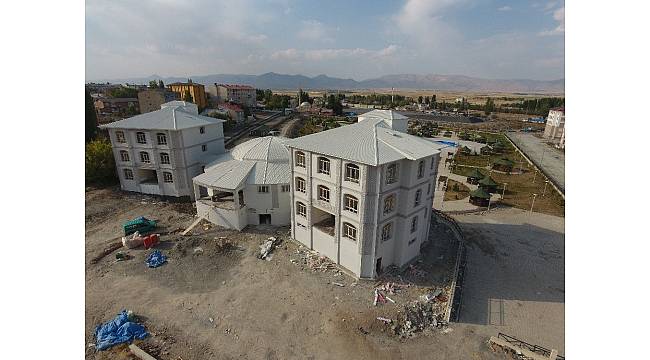 Ilıca'da kültür merkezi ve belediye binası inşaatında son rötuşlar