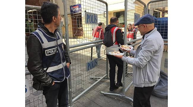 İstiklal Caddesi'nde esnaftan pastalı 1 Mayıs kutlaması