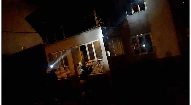 Konya'da yıldırım düşen 2 katlı ev yandı