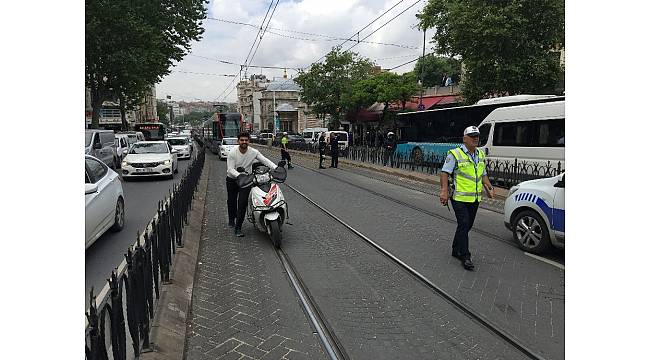 Laleli'de hafif ticari araç ile tramvay çarpıştı: 1 yaralı