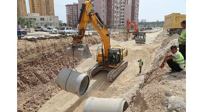 Mersin Büyükşehir Belediyesi'nin alt yapı çalışmaları sürüyor