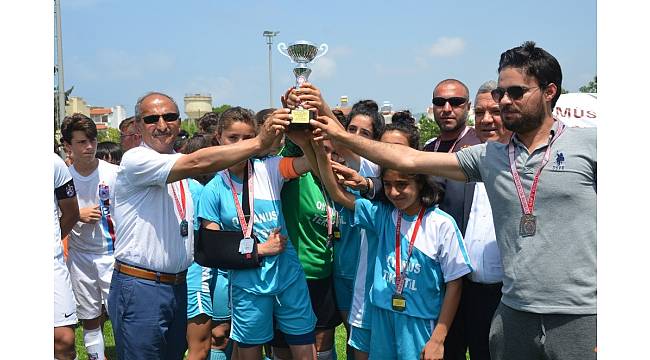 Şampiyonlar Kuşadası&#39;nda kupaları kaldırdı