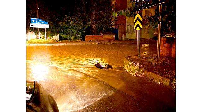 Şiddetli yağış Sungurlu'da hayatı olumsuz etkiledi