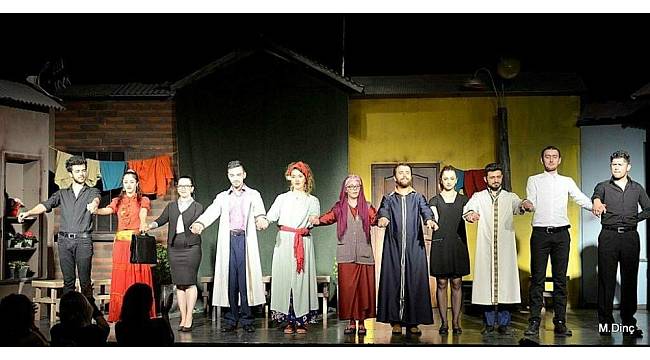 Sui Generis Tiyatro Grubu &#39;Şenlik Çıkmazı&#39; ile Ayvalık&#39;ta