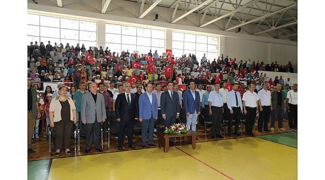 Taş atan çocuklar satranç oynuyor