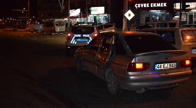 Ticari araç otomobile çarptı: 5 yaralı