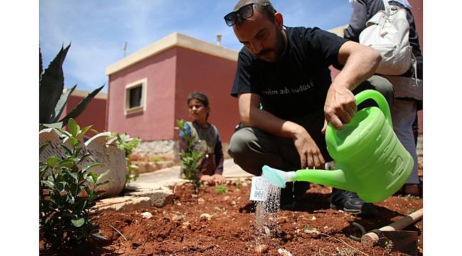 Türkiye'den gönderilen 100 fidan Suriye'de toprakla buluştu