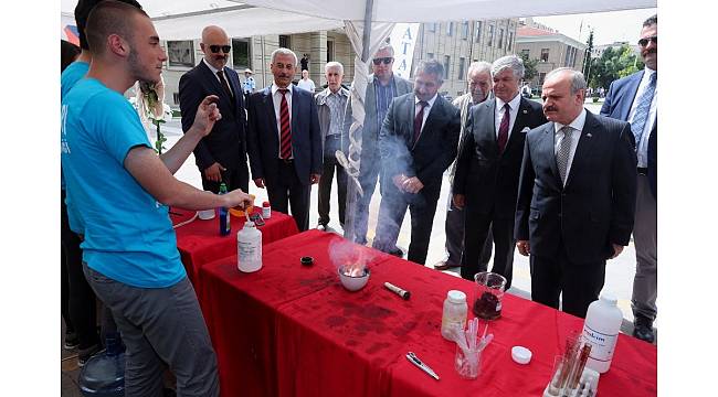 Vali Çakacak, 16'ncısı gerçekleştirilen Bilim Proje Fuarı'nı gezdi