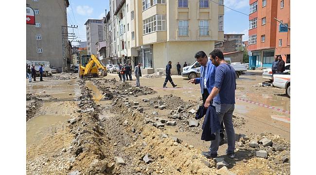 Yüksekova'da elektrik telleri yer altına alınıyor